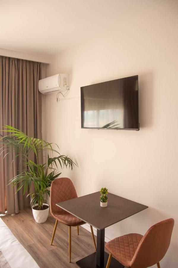 Wave Beachfront Apartments Дуррес Екстер'єр фото