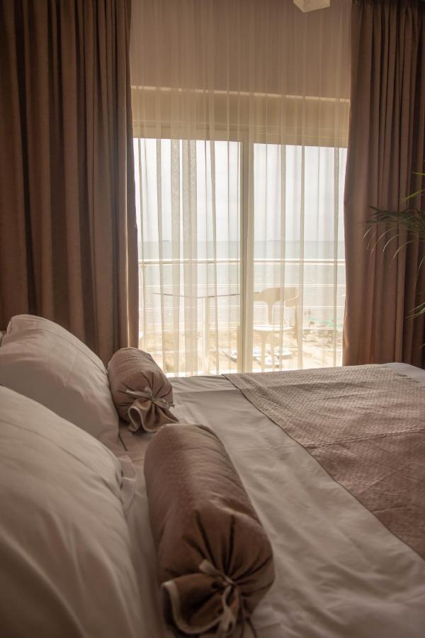 Wave Beachfront Apartments Дуррес Екстер'єр фото