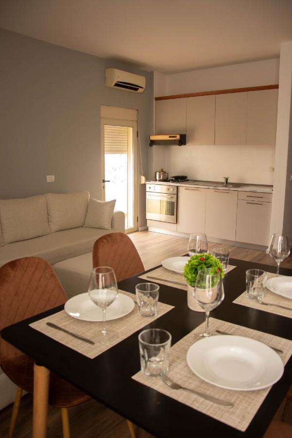 Wave Beachfront Apartments Дуррес Екстер'єр фото