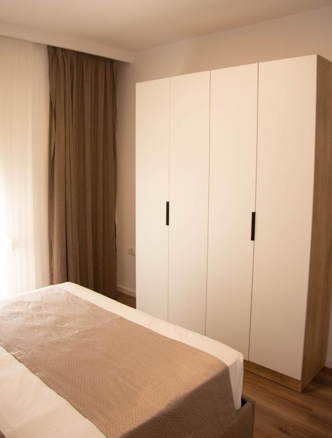 Wave Beachfront Apartments Дуррес Екстер'єр фото