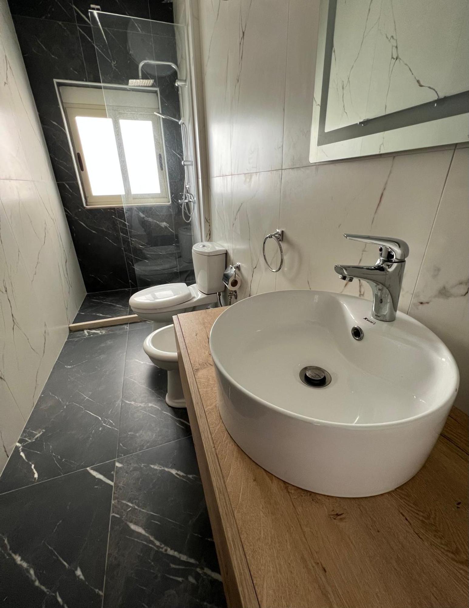 Wave Beachfront Apartments Дуррес Екстер'єр фото