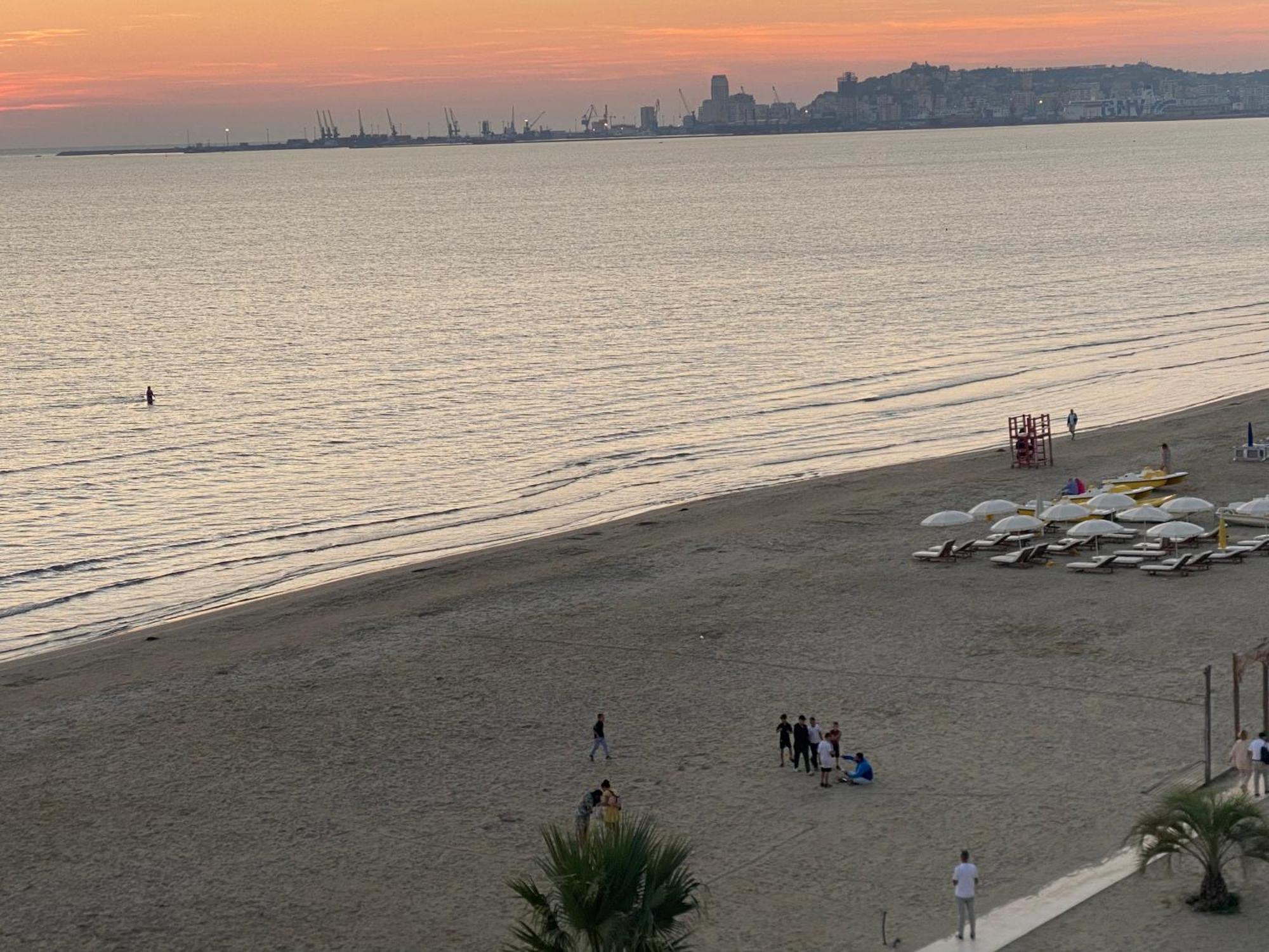 Wave Beachfront Apartments Дуррес Екстер'єр фото