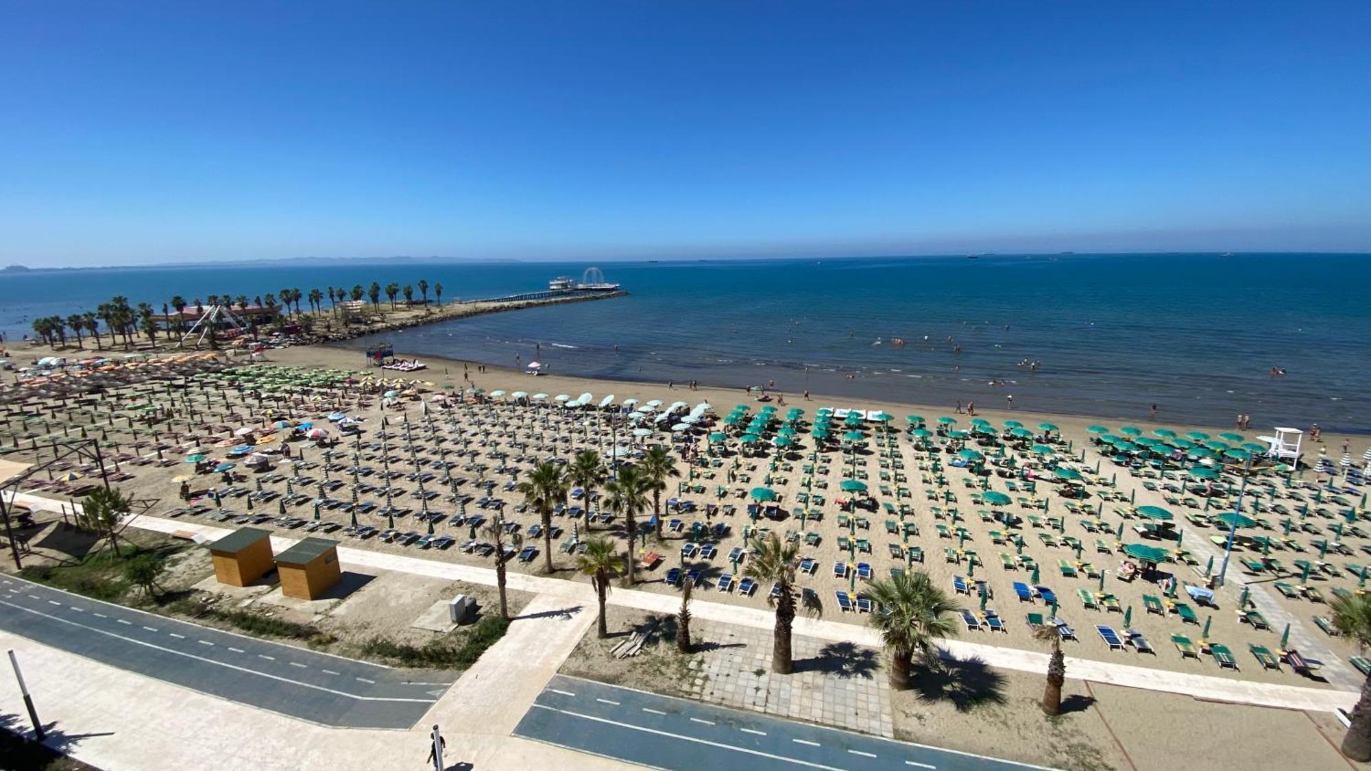 Wave Beachfront Apartments Дуррес Екстер'єр фото
