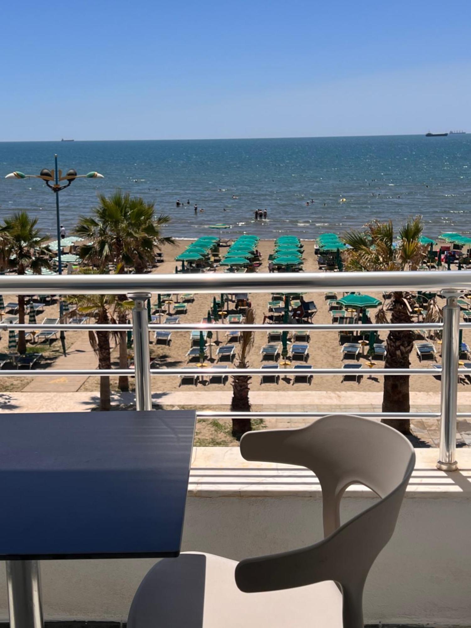 Wave Beachfront Apartments Дуррес Екстер'єр фото